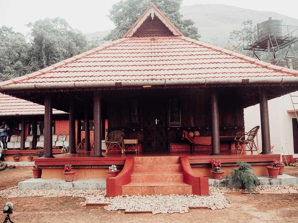 Exploring Munnar with the Kerala Blog Express. The stunning landscape of the tea plantations and learning how tea is made in the Lockhart Tea Factory in the hill station Munnar in Kerala, India. Read more on www.ouruniquestays.com