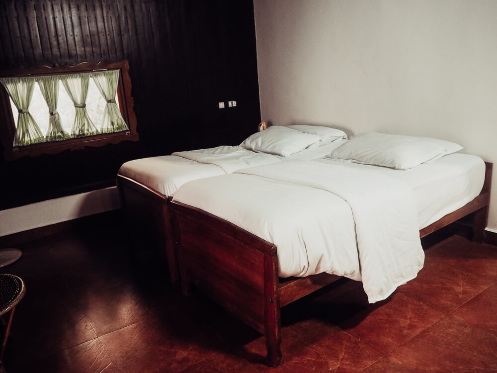 Exploring Munnar with the Kerala Blog Express. The stunning landscape of the tea plantations and learning how tea is made in the Lockhart Tea Factory in the hill station Munnar in Kerala, India. Read more on www.ouruniquestays.com