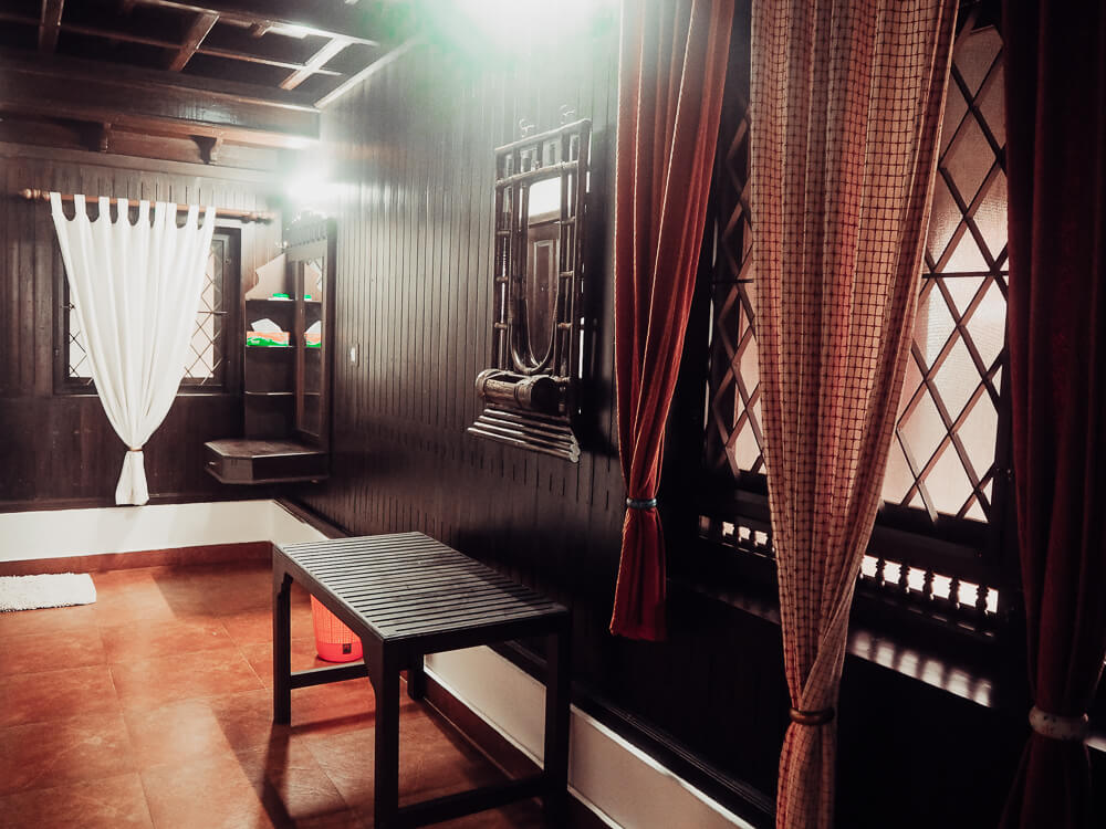 Exploring Munnar with the Kerala Blog Express. The stunning landscape of the tea plantations and learning how tea is made in the Lockhart Tea Factory in the hill station Munnar in Kerala, India. Read more on www.ouruniquestays.com