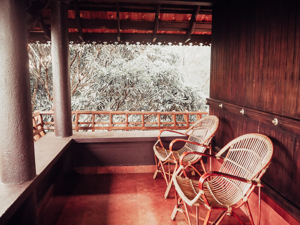 Exploring Munnar with the Kerala Blog Express. The stunning landscape of the tea plantations and learning how tea is made in the Lockhart Tea Factory in the hill station Munnar in Kerala, India. Read more on www.ouruniquestays.com