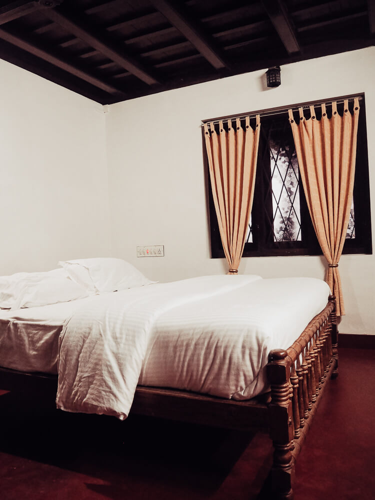 Exploring Munnar with the Kerala Blog Express. The stunning landscape of the tea plantations and learning how tea is made in the Lockhart Tea Factory in the hill station Munnar in Kerala, India. Read more on www.ouruniquestays.com