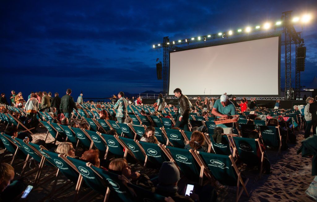 Watch a movie under the stars in New York. Read more on www.ouruniquestays.com