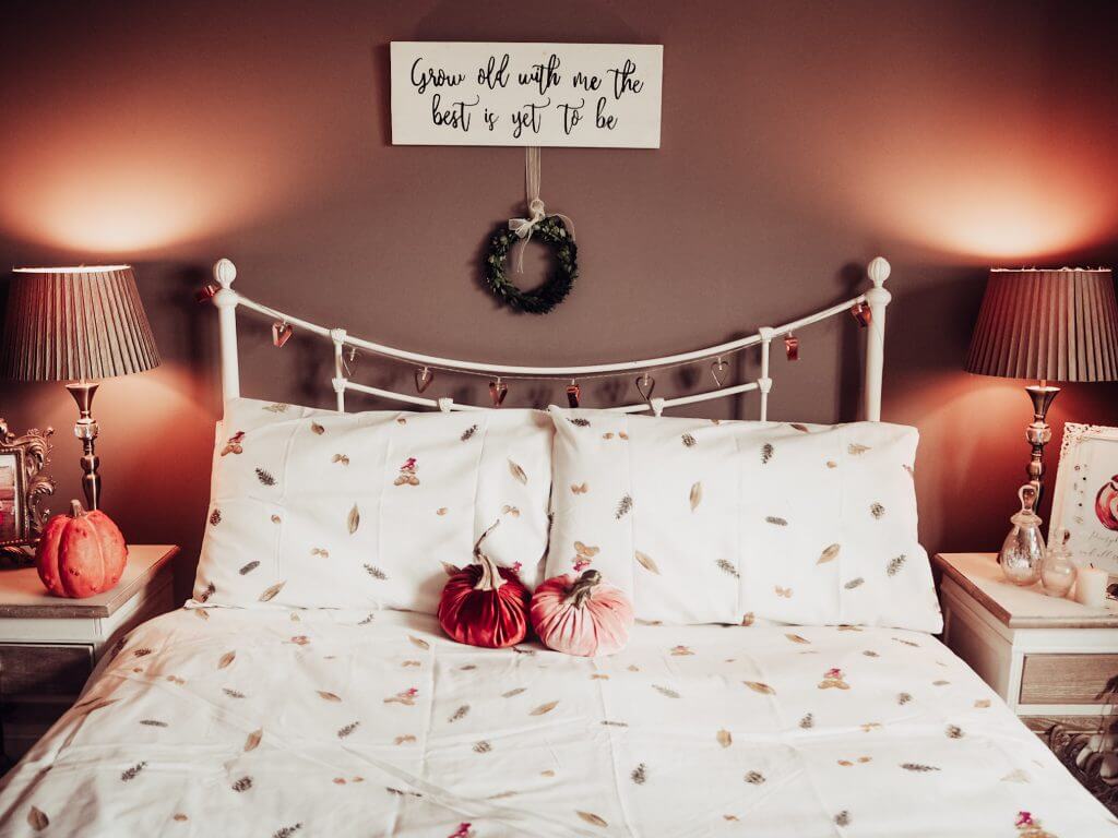 How to decorate you home for Fall. There are so many ways to decorate your home in a fun and festive way for Fall. I personally love bringing some warmth and cosiness to my home at this time of year. Temperatures dip during the Autumn months so it is the perfect time to add warmth to your home with your Fall decor. I want to show you how I have decorated my home with my guide on how to decorate your home for Fall. Read more on www.ouruniquestays.com #falldecor #rusticfalldecor #fall #home #autumn #pumpkindecor