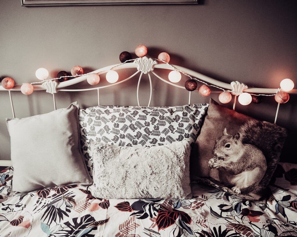 There are so many ways to decorate your home in a fun and festive way for Fall. I personally love bringing some warmth and cosiness to my home at this time of year. Temperatures dip during the Autumn months so it is the perfect time to add warmth to your home with your Fall decor. I want to show you how I have decorated my home with my guide on how to decorate your home for Fall. Read more on www.ouruniquestays.com