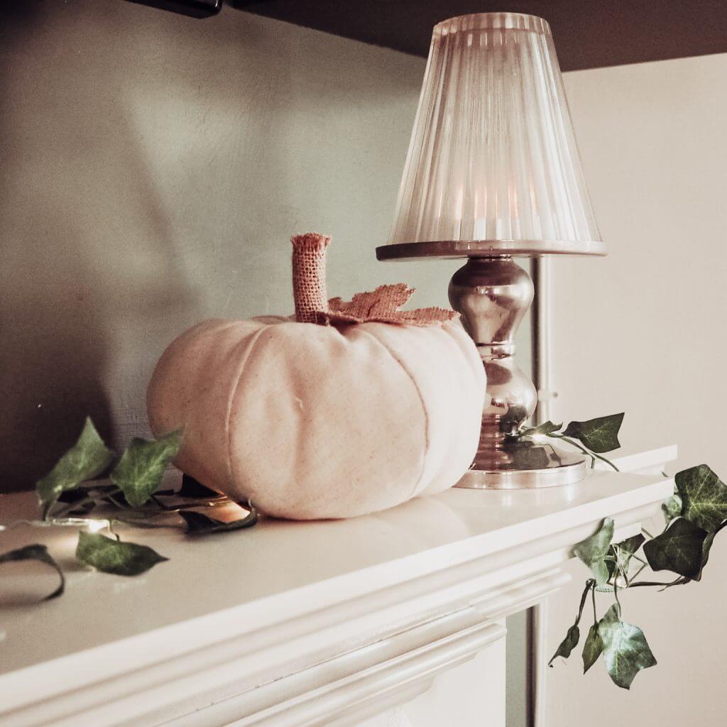 There are so many ways to decorate your home in a fun and festive way for Fall. I personally love bringing some warmth and cosiness to my home at this time of year. Temperatures dip during the Autumn months so it is the perfect time to add warmth to your home with your Fall decor. I want to show you how I have decorated my home with my guide on how to decorate your home for fall. Read more on www.ouruniquestays.com