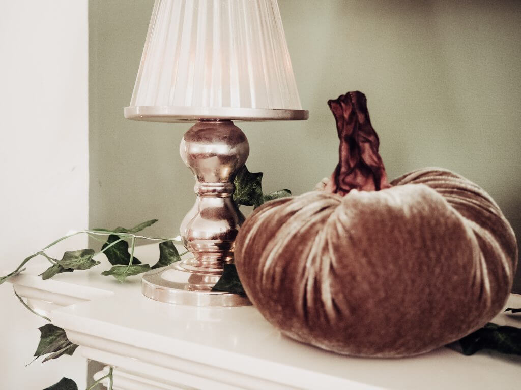 There are so many ways to decorate your home in a fun and festive way for Fall. I personally love bringing some warmth and cosiness to my home at this time of year. Temperatures dip during the Autumn months so it is the perfect time to add warmth to your home with your Fall decor. I want to show you how I have decorated my home with my guide on how to decorate your home for fall. Read more on www.ouruniquestays.com