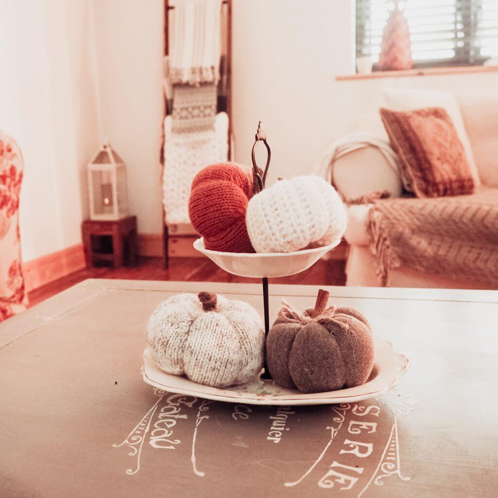 There are so many ways to decorate your home in a fun and festive way for Fall. I personally love bringing some warmth and cosiness to my home at this time of year. Temperatures dip during the Autumn months so it is the perfect time to add warmth to your home with your Fall decor. I want to show you how I have decorated my home with my guide on how to decorate your home for Fall. Read more on www.ouruniquestays.com