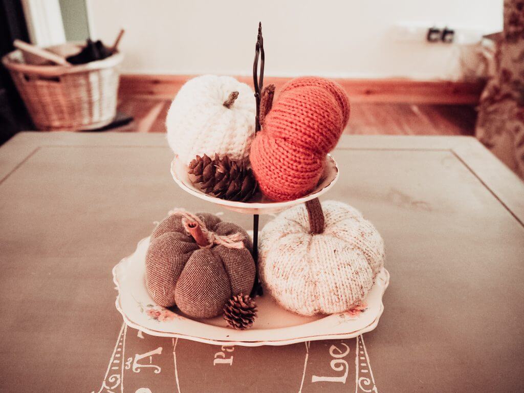 There are so many ways to decorate your home in a fun and festive way for Fall. I personally love bringing some warmth and cosiness to my home at this time of year. Temperatures dip during the Autumn months so it is the perfect time to add warmth to your home with your Fall decor. I want to show you how I have decorated my home with my guide on how to decorate your home for Fall.