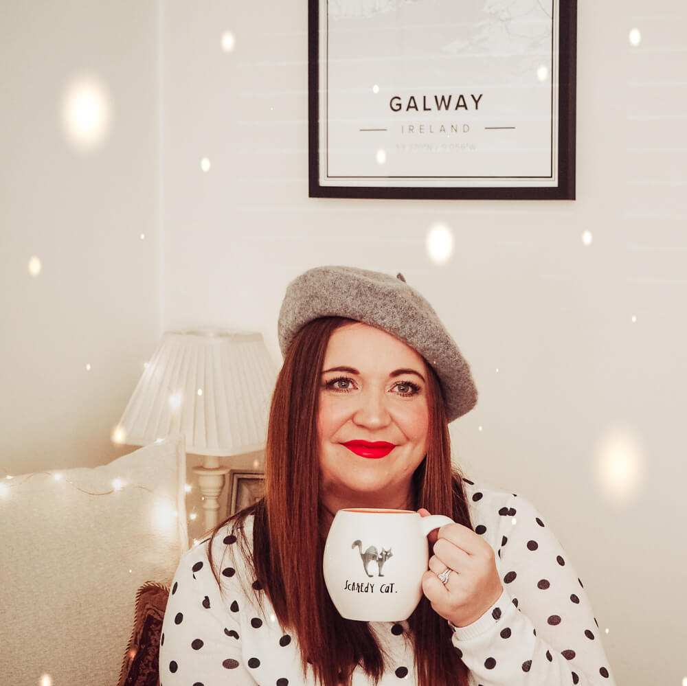 There are so many ways to decorate your home in a fun and festive way for Fall. I personally love bringing some warmth and cosiness to my home at this time of year. Temperatures dip during the Autumn months so it is the perfect time to add warmth to your home with your Fall decor. I want to show you how I have decorated my home with my guide on how to decorate your home for Fall. Read more on www.ouruniquestays.com