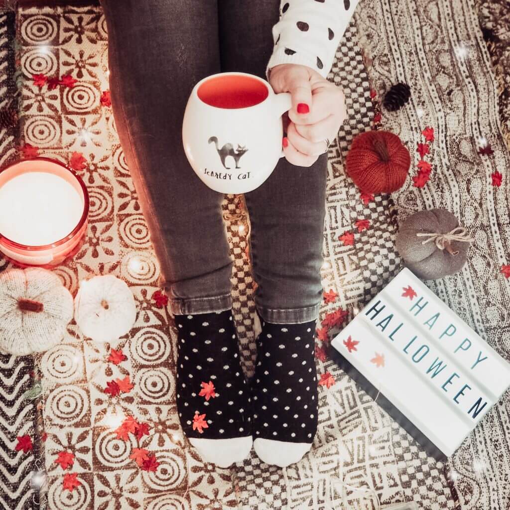 There are so many ways to decorate your home in a fun and festive way for Fall. I personally love bringing some warmth and cosiness to my home at this time of year. Temperatures dip during the Autumn months so it is the perfect time to add warmth to your home with your Fall decor. I want to show you how I have decorated my home with my guide on how to decorate your home for Fall.