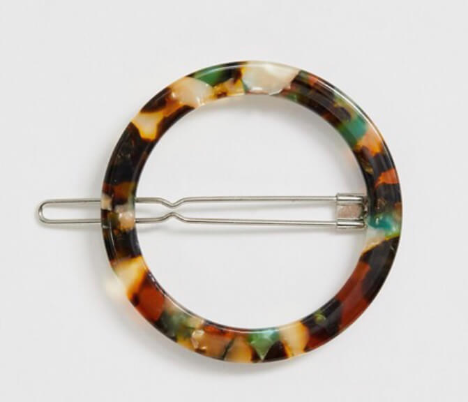 Tortoise shell hair clip. Ten of the best hair accessories online. Read more on www.ouruniquestays.com