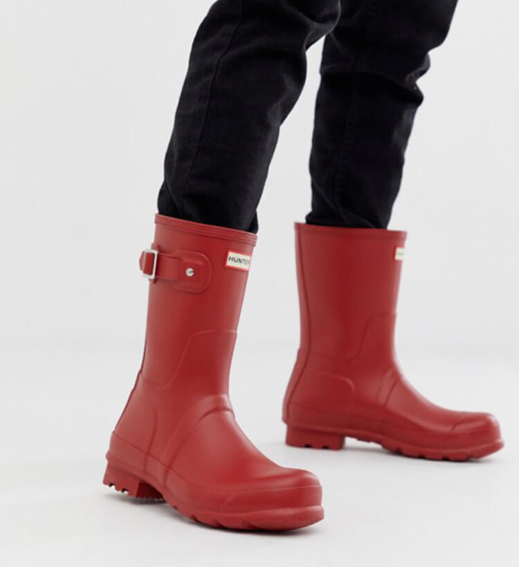 Hunter original short wellies in red to complete your festival look. Read more on www.ouruniquestays.com