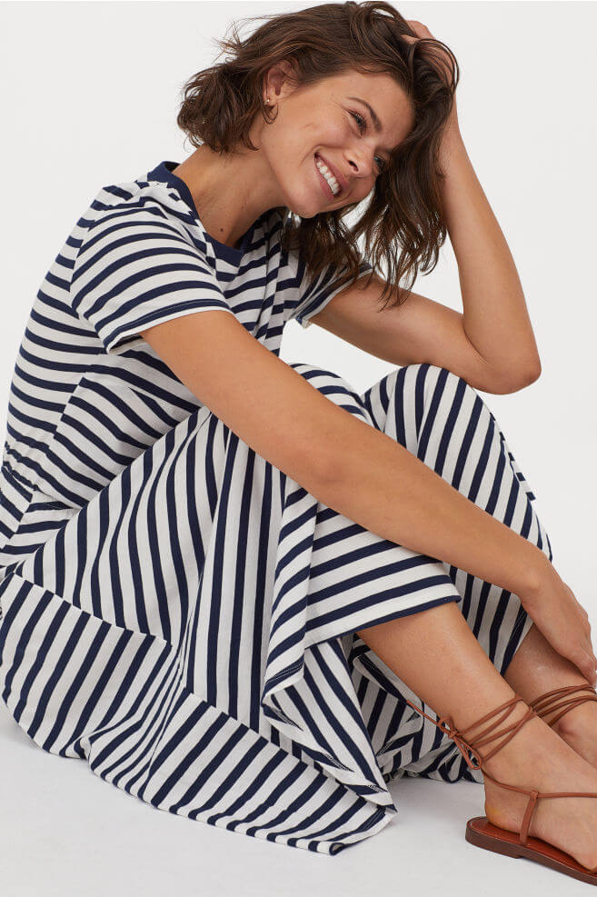 What to pack for the Cotswolds. Navy stripe dress by H&M. Read more on www.ouruniquestays.com