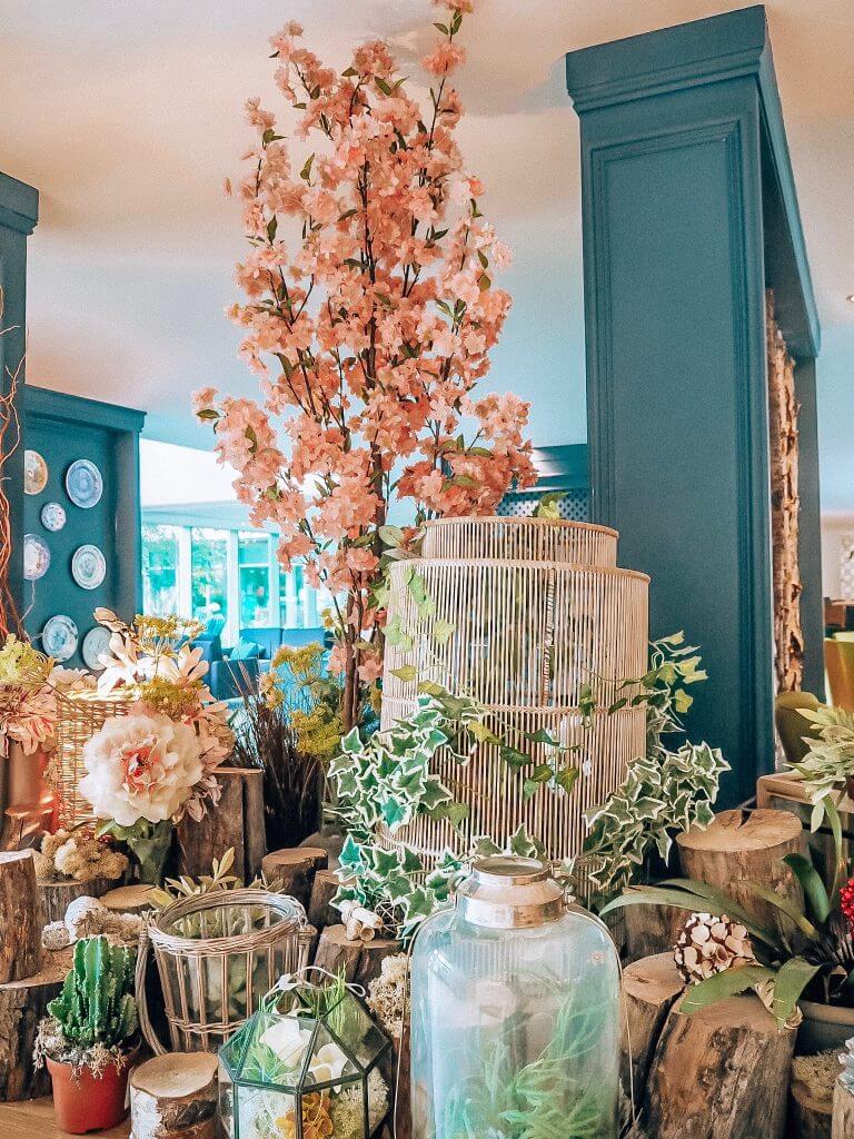 Pick up your own supplies at theBeautiful decor at De Vere Cotswolds Water Park Hotel and Apartments. Read more on www.ouruniquestays.com