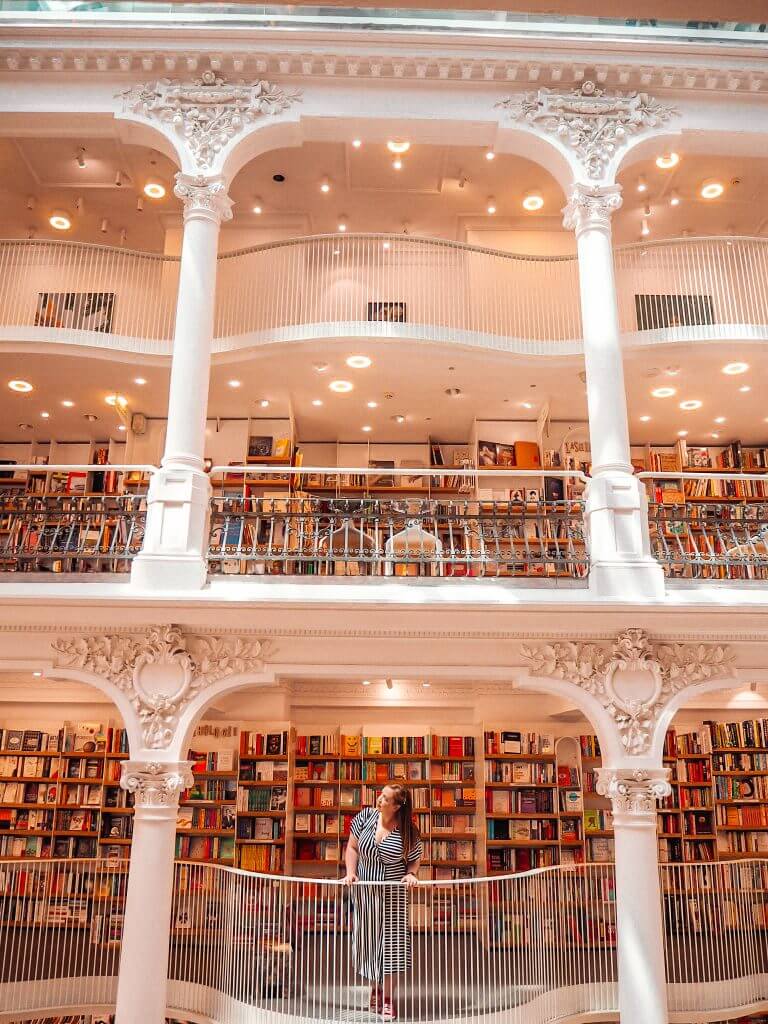 Woman in a bookstore in Romania teaching people how to work with brands on Instagram