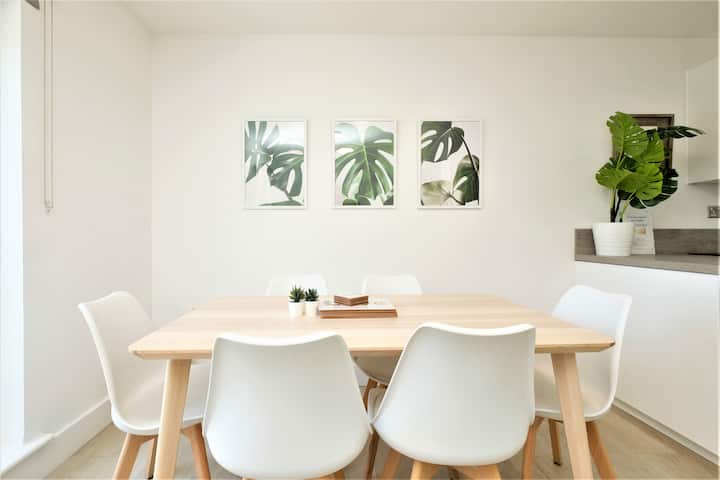 Dining area at Spanish Arch Townhouse AirBnB in Galway City