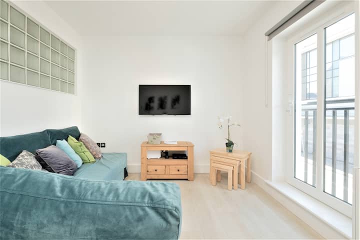 Sitting room of Spanish Arch Townhouse AirBnB in Ireland for families