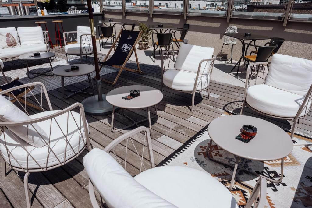 Rooftop bar and seating area with panoramic views at Gekko House Frankfurt